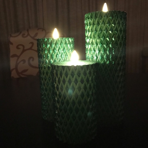 Three green flameless candles with remote control timer - Picture 6 of 9